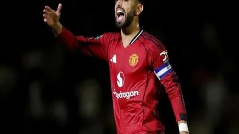 梅西告别迈阿密，孤身乘车背影深沉，少数球迷低声惜别